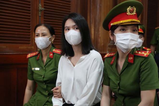 H&igrave;nh ảnh Ngọc Trinh trong buổi hầu to&agrave; sau hơn 3 th&aacute;ng tạm giam - Ảnh 6.