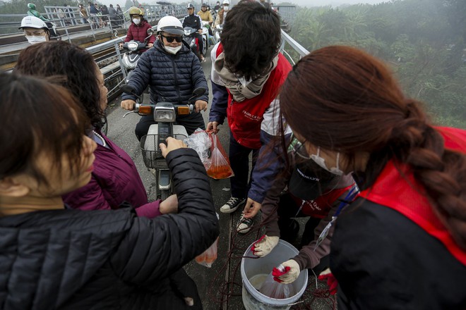 Người d&acirc;n H&agrave; Nội loay hoay t&igrave;m chỗ tiễn &ocirc;ng T&aacute;o trong sương m&ugrave; - Ảnh 14.