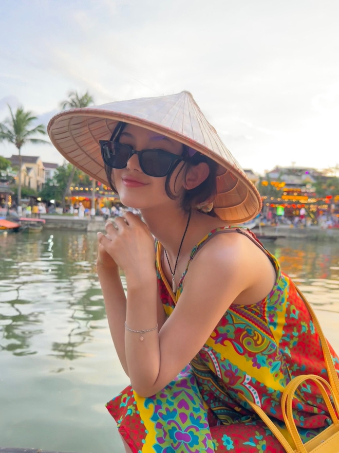 Bông hồng lai Danielle (NewJeans) gây bão với loạt ảnh du lịch Hội An: Visual tựa búp bê, khoảnh khắc đội nón lá chuẩn dâu Việt chiếm spotlight - Ảnh 3.