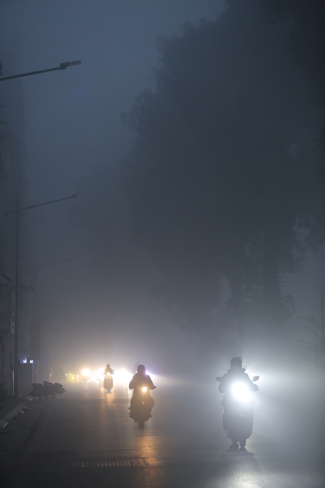 Bầu trời Hà Nội trắng xóa sương mù, bụi mịn, ô nhiễm không khí hàng đầu thế giới - Ảnh 5.