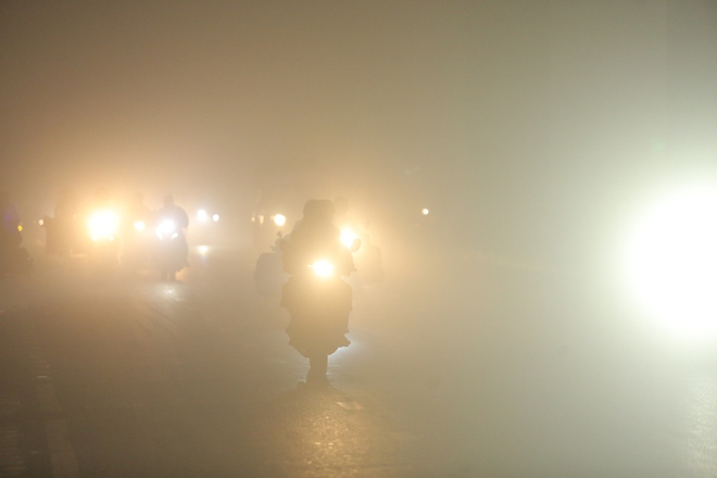 Bầu trời Hà Nội trắng xóa sương mù, bụi mịn, ô nhiễm không khí hàng đầu thế giới - Ảnh 4.