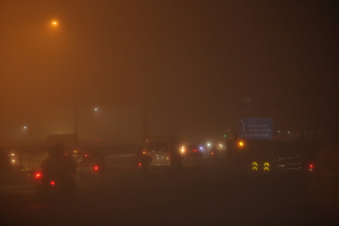 Bầu trời Hà Nội trắng xóa sương mù, bụi mịn, ô nhiễm không khí hàng đầu thế giới - Ảnh 3.