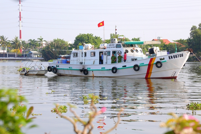 Tàu kiểm ngư, cảnh sát được huy động ngăn chặn chích điện vớt cá ngày ông Táo ở TPHCM - Ảnh 1.