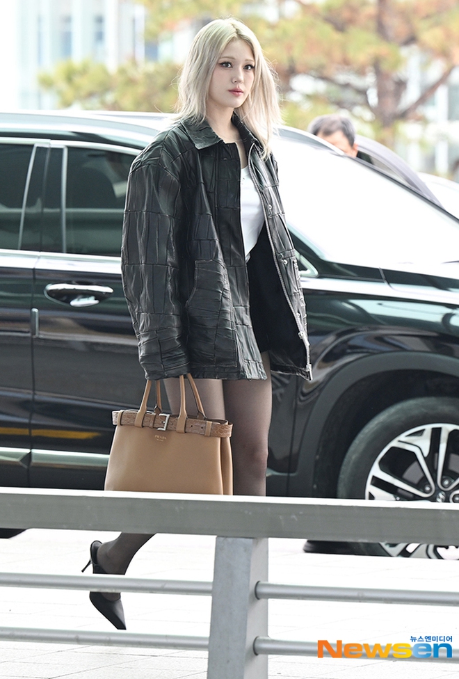 View - "Nữ thần lai" Jeon Somi ra sân bay đi Milan Fashion Week ngỡ như đi catwalk, đôi chân dài tựa "kiếm Nhật" chiếm hết spotlight
