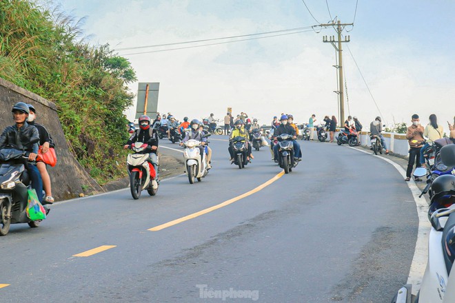 Giới trẻ n&ocirc; nức check in tr&ecirc;n đỉnh Hải V&acirc;n quan - Ảnh 2.