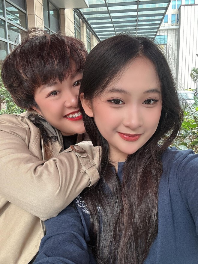 B&agrave; mẹ H&agrave; Nội chia sẻ loạt quan điểm gi&aacute;o dục khiến ai nấy t&acirc;m đắc: Bảo sao hai con g&aacute;i đ&atilde; xinh c&ograve;n cực giỏi - Ảnh 2.