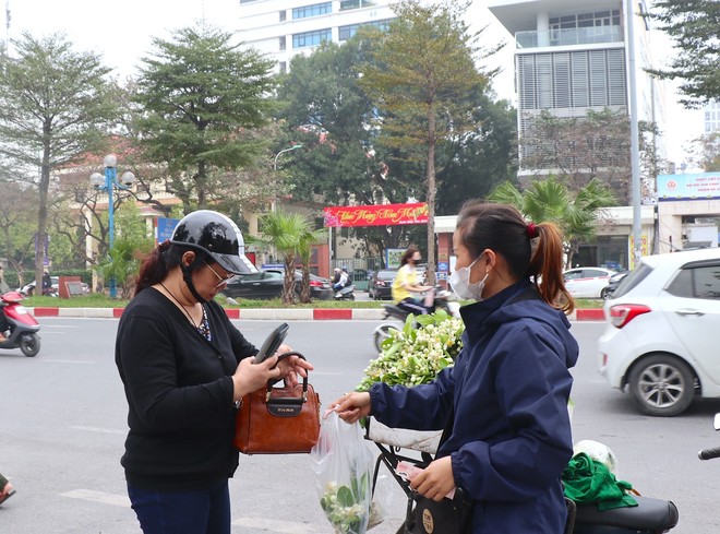 Hoa bưởi đầu mùa giá tới nửa triệu đồng/kg vẫn hút khách Hà Thành - Ảnh 7.