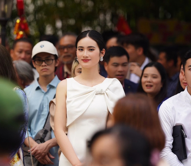 Hoa hậu &Yacute; Nhi khoe visual thăng hạng, h&eacute; lộ vai tr&ograve; đặc biệt trong lần đầu dự sự kiện ở &Uacute;c - Ảnh 2.
