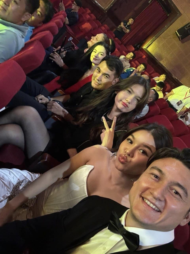 Yến Xuân cùng em gái Lâm Tây chiếm trọn spotlight ở Gala Quả bóng vàng 2023 với vẻ ngoài xinh đẹp, nóng bỏng, nói một điều cảm động về chàng - Ảnh 4.