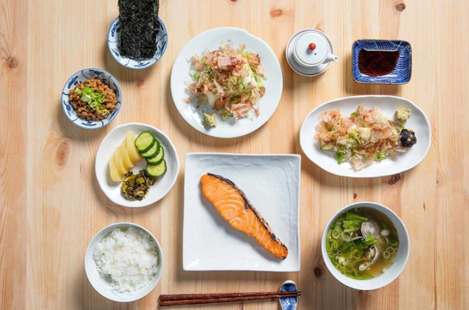 Người Nhật th&iacute;ch ramen, sushi, bữa tối gi&agrave;u tinh bột nhưng vẫn &iacute;t tăng c&acirc;n nhờ 6 yếu tố then chốt - Ảnh 1.