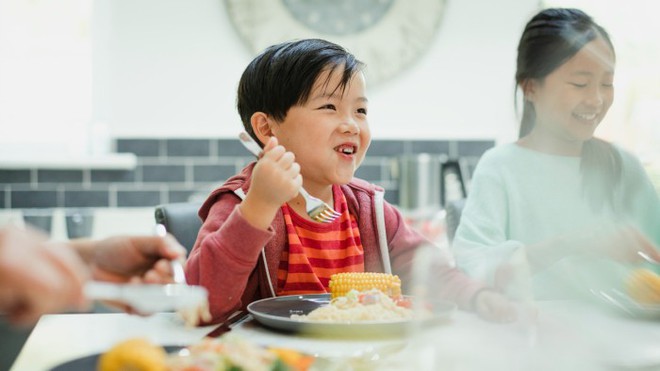 Đi ăn tối với bạn, tôi điếng người nghe câu bình phẩm của đứa cháu 5 tuổi: Có lẽ bạn tôi nên dạy lại con - Ảnh 1.