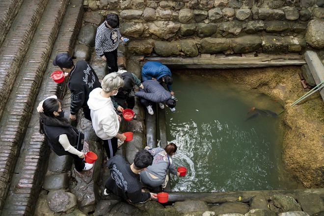 Hàng nghìn người đến một ngôi đền dịp đầu năm, múc nước giếng để uống và rửa tay: Sự thật đằng sau là gì? - Ảnh 9.