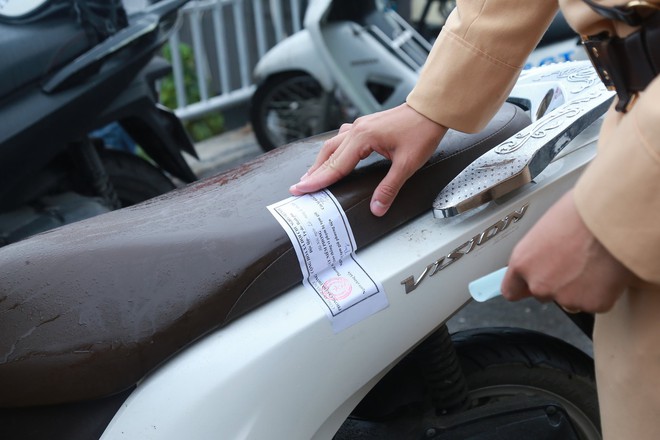 Điều khiển xe đi học kh&ocirc;ng c&oacute; gương chiếu hậu, nữ sinh cấp 3 bật kh&oacute;c khi bị tu&yacute;t c&ograve;i - Ảnh 7.