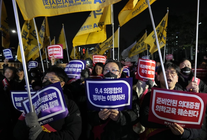 Tình cảnh tại bệnh viện ở Hàn Quốc lúc này: Hơn 9.000 bác sĩ bỏ việc, người bệnh mệt mỏi chờ được thăm khám - Ảnh 1.