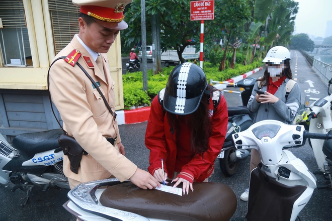 Điều khiển xe đi học kh&ocirc;ng c&oacute; gương chiếu hậu, nữ sinh cấp 3 bật kh&oacute;c khi bị tu&yacute;t c&ograve;i - Ảnh 5.