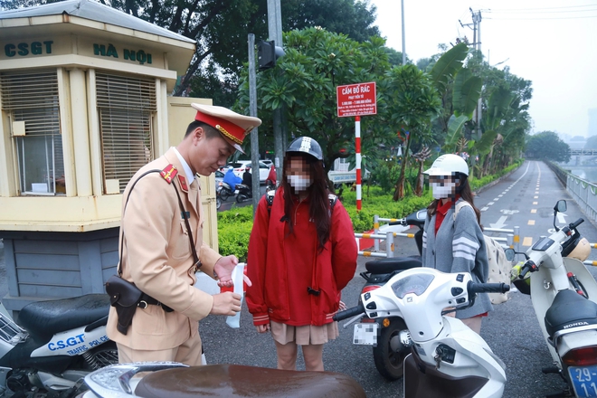 Điều khiển xe đi học kh&ocirc;ng c&oacute; gương chiếu hậu, nữ sinh cấp 3 bật kh&oacute;c khi bị tu&yacute;t c&ograve;i - Ảnh 3.