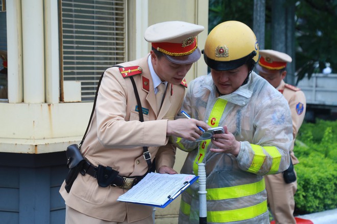 Điều khiển xe đi học kh&ocirc;ng c&oacute; gương chiếu hậu, nữ sinh cấp 3 bật kh&oacute;c khi bị tu&yacute;t c&ograve;i - Ảnh 2.