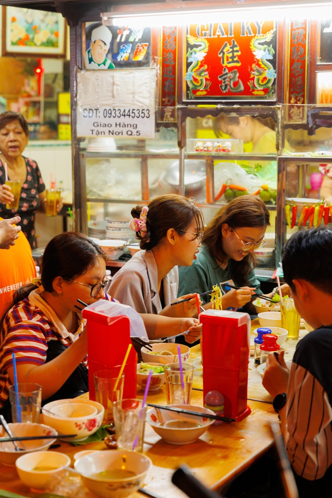 Nhờ hiệu ứng của &quot;Mai&quot;, quán mì gia truyền mở xuyên đêm nay trở nên đông nghịt, bán luôn tay không ngừng - Ảnh 4.