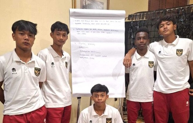 Kỉ luật của U16 Indonesia: Thu điện thoại mỗi tối, đi tập muộn là bị đuổi - Ảnh 1.
