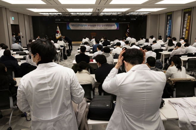 Tình cảnh ngay lúc này của người bệnh tại Hàn Quốc khi bác sĩ đình công: Thai phụ phải hoãn sinh, bệnh nhân ung thư không được hóa trị - Ảnh 3.
