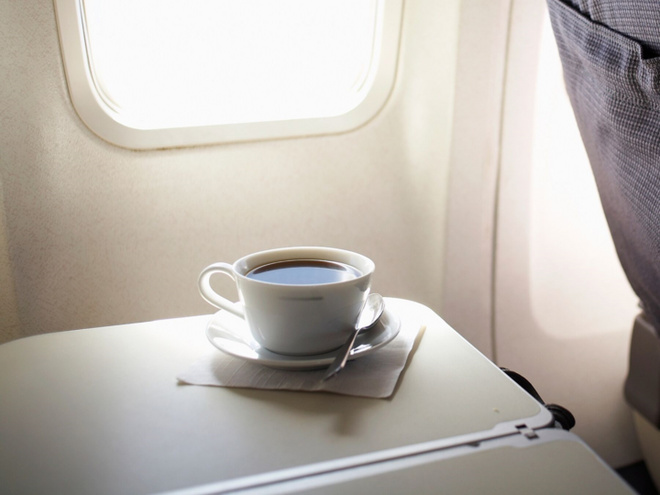 Vì sao không nên gọi trà và cà phê trên máy bay? - Ảnh 1.