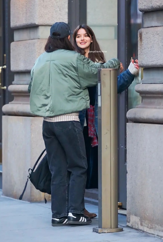 Suri Cruise để mặt mộc dạo phố, nhưng vẫn đốn tim c&ocirc;ng ch&uacute;ng nhờ ngoại h&igrave;nh chuẩn mỹ nh&acirc;n - Ảnh 5.