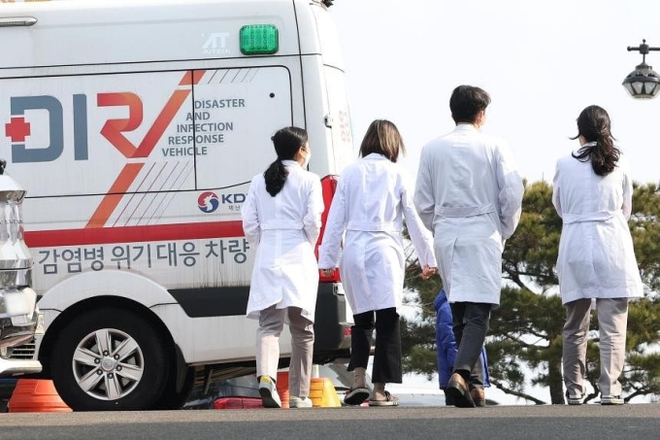 Tình cảnh ngay lúc này của người bệnh tại Hàn Quốc khi bác sĩ đình công: Thai phụ phải hoãn sinh, bệnh nhân ung thư không được hóa trị - Ảnh 2.