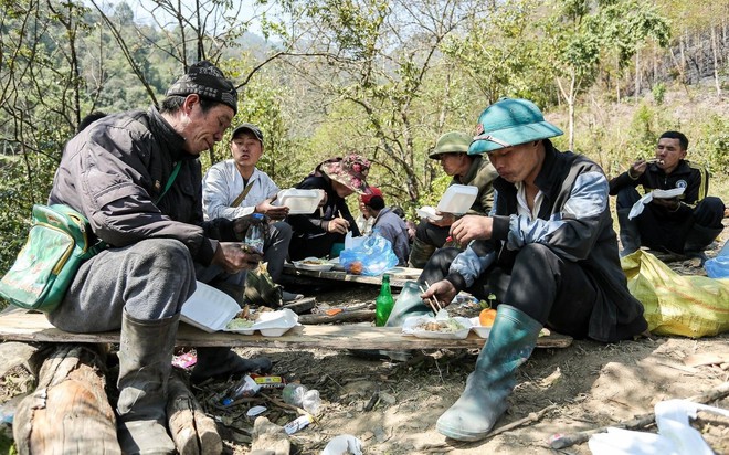 B&aacute;m trụ 4 ng&agrave;y đ&ecirc;m ngăn giặc lửa, bảo vệ rừng Ho&agrave;ng Li&ecirc;n - Ảnh 4.