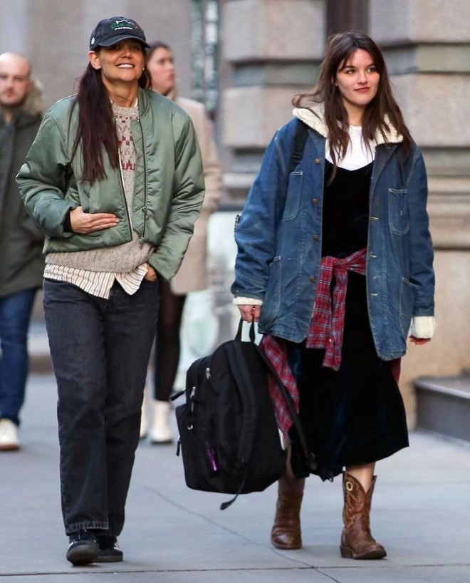 Suri Cruise để mặt mộc dạo phố, nhưng vẫn đốn tim c&ocirc;ng ch&uacute;ng nhờ ngoại h&igrave;nh chuẩn mỹ nh&acirc;n - Ảnh 4.