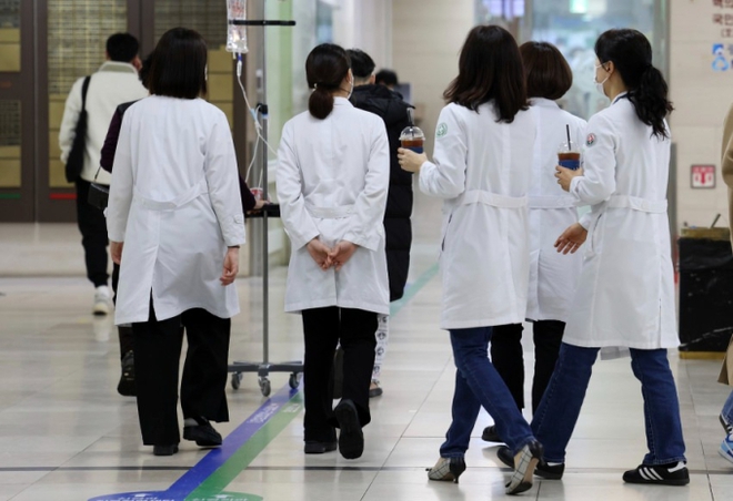 Tình cảnh ngay lúc này của người bệnh tại Hàn Quốc khi bác sĩ đình công: Thai phụ phải hoãn sinh, bệnh nhân ung thư không được hóa trị - Ảnh 1.