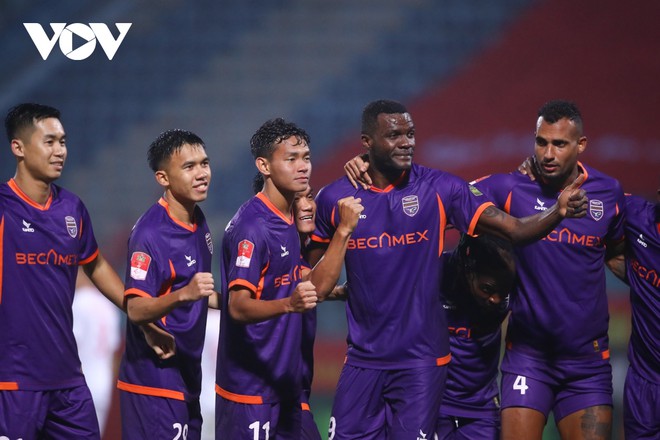 Kết quả V.League: Thanh H&oacute;a &aacute;p s&aacute;t ng&ocirc;i đầu, CAHN v&agrave; B&igrave;nh Dương thắng nhọc - Ảnh 2.
