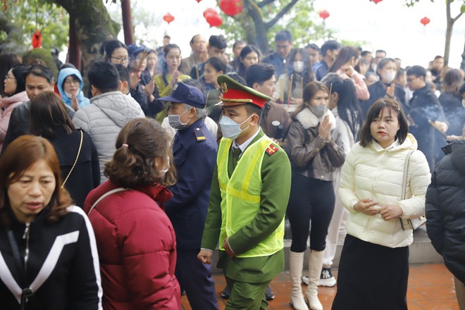 Hà Nội: Hàng nghìn người bất chấp mưa rét đổ về phủ Tây Hồ dâng lễ Rằm tháng Giêng - Ảnh 15.