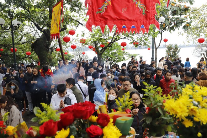 Hà Nội: Hàng nghìn người bất chấp mưa rét đổ về phủ Tây Hồ dâng lễ Rằm tháng Giêng - Ảnh 3.