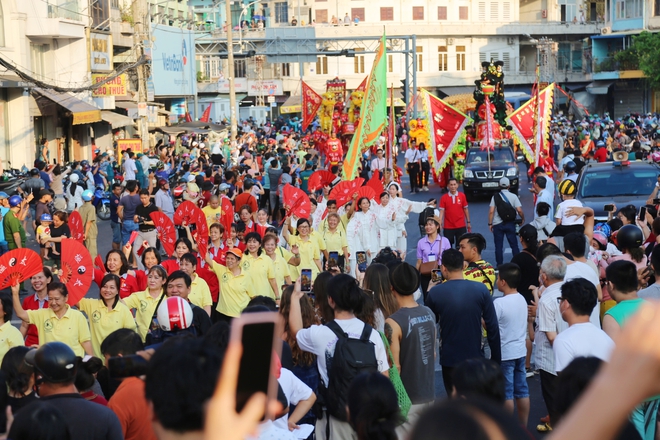View - Chùm ảnh: Hàng nghìn người dân TPHCM chen nhau xem Bát Tiên khiến các tuyến đường kẹt cứng