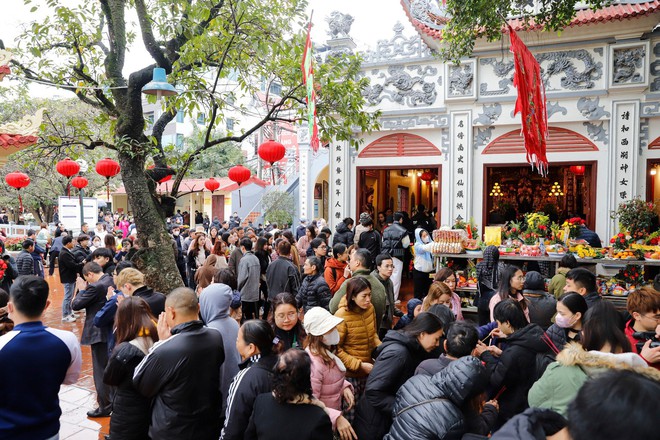 Hà Nội: Hàng nghìn người bất chấp mưa rét đổ về phủ Tây Hồ dâng lễ Rằm tháng Giêng - Ảnh 2.