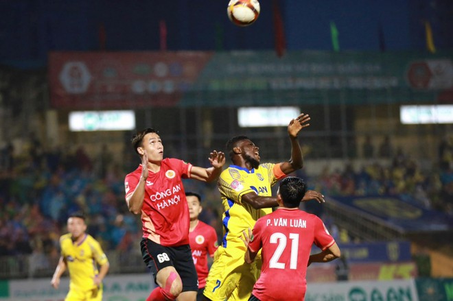 Kết quả V.League: Thanh H&oacute;a &aacute;p s&aacute;t ng&ocirc;i đầu, CAHN v&agrave; B&igrave;nh Dương thắng nhọc - Ảnh 1.