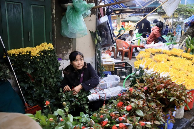 Gà ngậm hoa hồng chợ nhà giàu hút khách ngày rằm tháng Giêng - Ảnh 14.