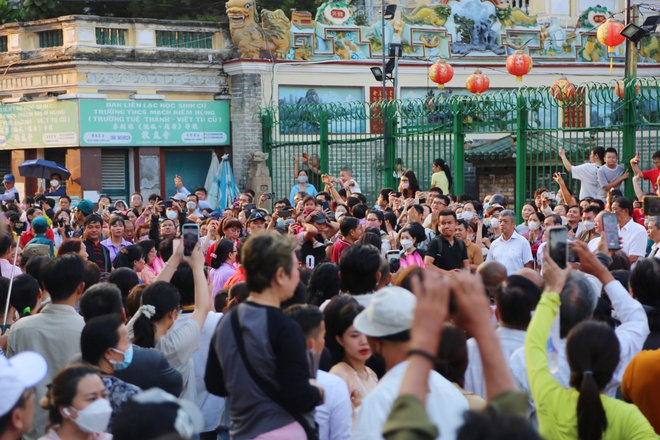 Chùm ảnh: Hàng nghìn người dân TPHCM chen nhau xem Bát Tiên khiến các tuyến đường kẹt cứng - Ảnh 17.