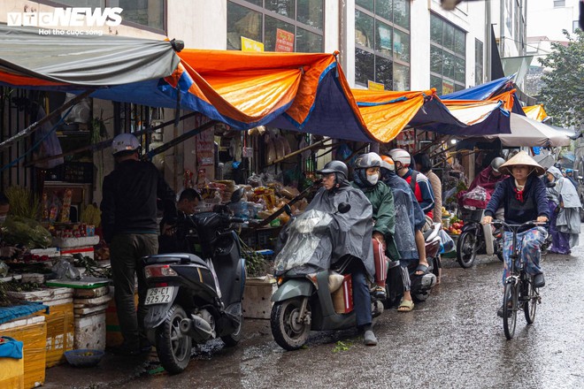 Người H&agrave; Nội đội mưa, dậy sớm đi sắm đồ c&uacute;ng rằm th&aacute;ng Gi&ecirc;ng - Ảnh 2.
