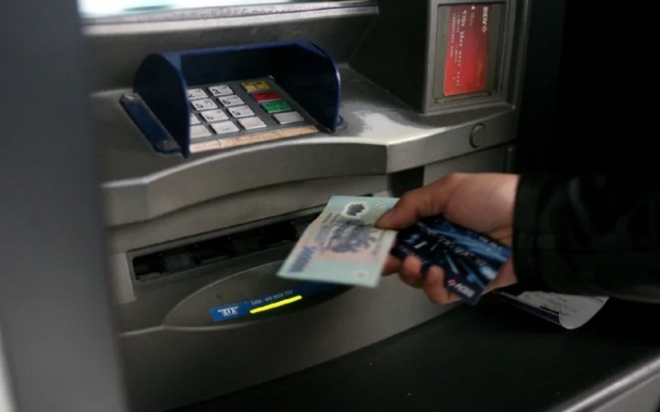 Máy ATM nuốt tiền không nhả dù tài khoản đã trừ tiền, làm theo cách này để tránh mất tiền oan! - Ảnh 1.
