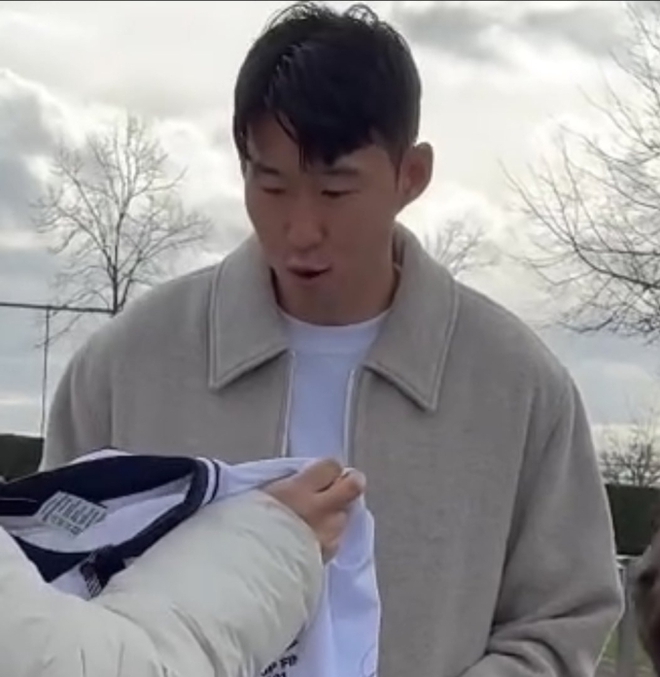 Son Heung-min từ chối yêu cầu ký tặng của fan nữ, ai cũng khen hết lời khi biết lý do đằng sau - Ảnh 2.