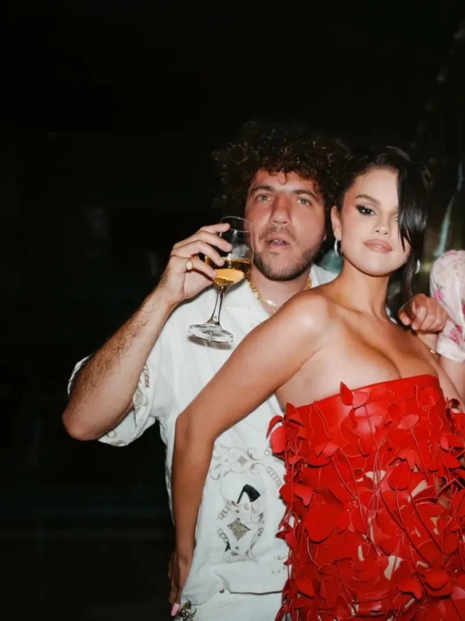 Selena Gomez hẹn hò lãng mạn cùng bạn trai, siêu vòng 1 của nữ ca sĩ gây chú ý - Ảnh 4.