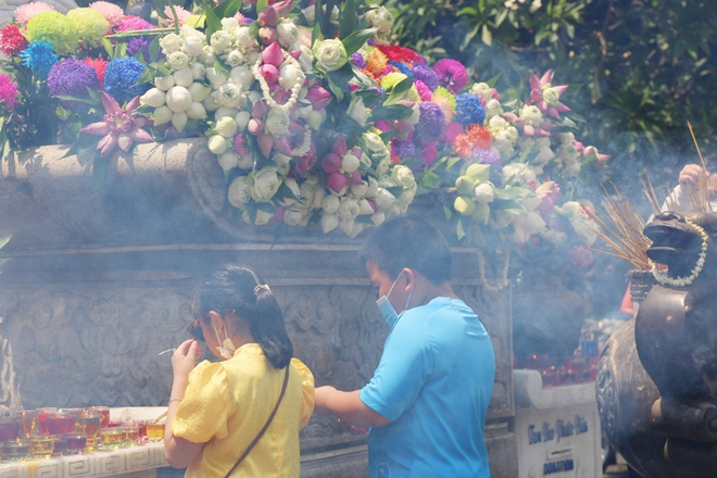 TPHCM: Người dân mướt mồ hôi thắp nhang lễ chùa giữa trưa nắng 37 độ C - Ảnh 6.