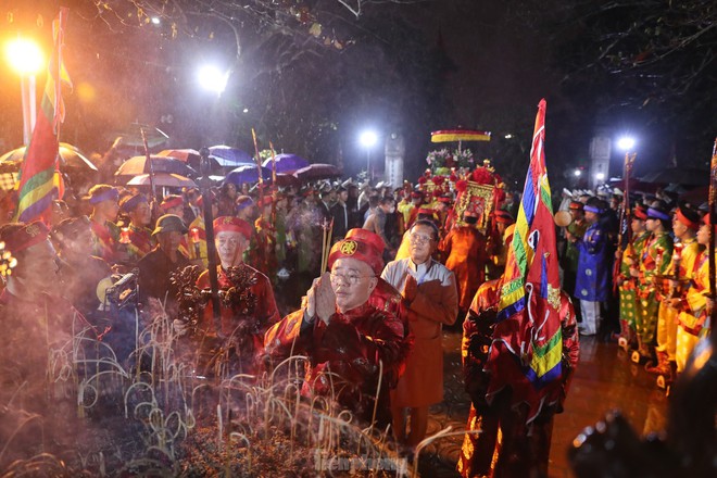 Dòng người đổ về dự khai ấn đền Trần dưới mưa lạnh, đặt 70 chốt an ninh - Ảnh 2.