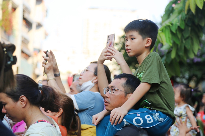 Chùm ảnh: Hàng nghìn người dân TPHCM chen nhau xem Bát Tiên khiến các tuyến đường kẹt cứng - Ảnh 11.