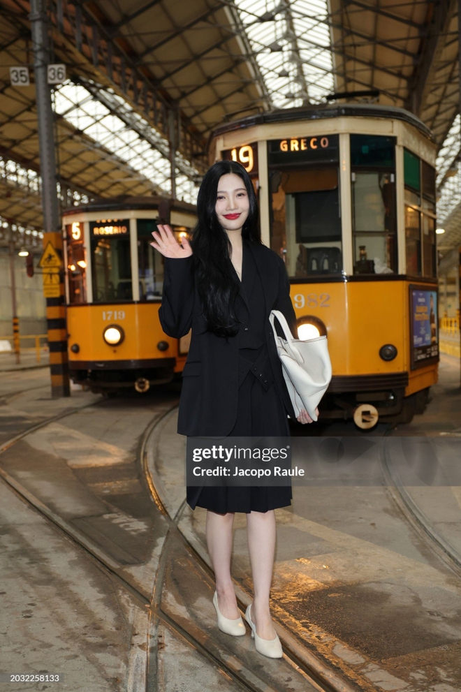 Mỹ nhân SM đại chiến ở Milan Fashion Week: Joy (Red Velvet) vượt tranh cãi cắt mí, NingNing (aespa) tự tin đọ sắc Anne Hathaway - Ảnh 5.