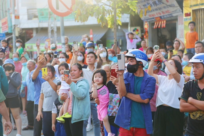 Chùm ảnh: Hàng nghìn người dân TPHCM chen nhau xem Bát Tiên khiến các tuyến đường kẹt cứng - Ảnh 10.