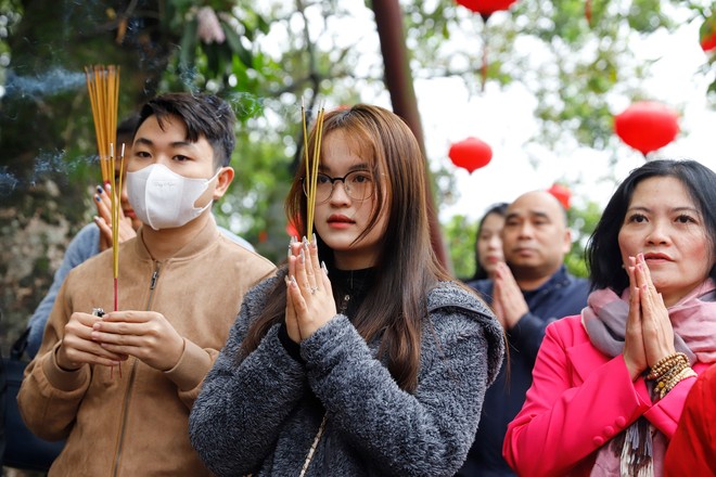 Hà Nội: Hàng nghìn người bất chấp mưa rét đổ về phủ Tây Hồ dâng lễ Rằm tháng Giêng - Ảnh 8.