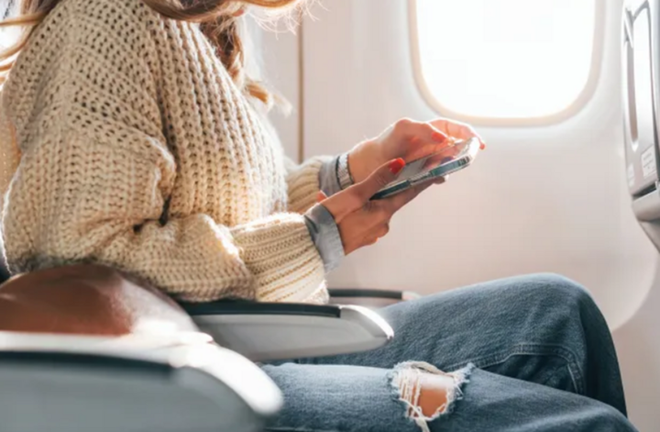 V&igrave; sao n&ecirc;n mặc quần jeans d&aacute;ng rộng tr&ecirc;n m&aacute;y bay? - Ảnh 1.