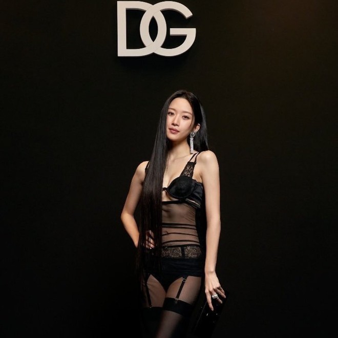 View - Ngôn tình Fashion Week: Moon Ga Young lên đồ xuyên thấu, nam thần NCT nhường áo cho nàng rồi vô tình lộ luôn cơ bắp
